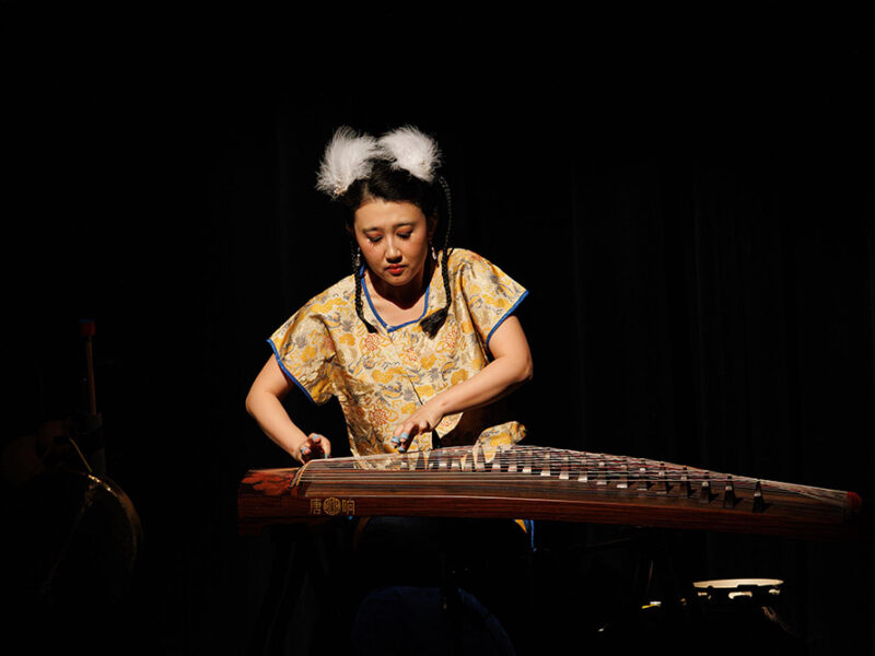 roi-singe-1-musicienne